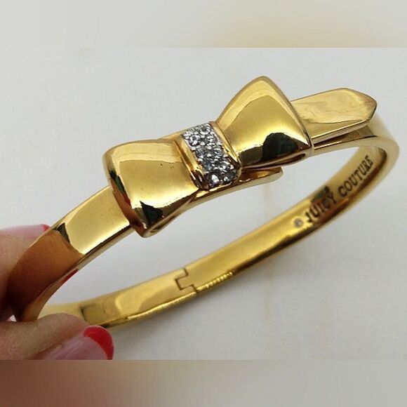 Juicy Couture Gold Tone Bow Belt Bracelet Bangle Jewelry - Picture 1 of 16